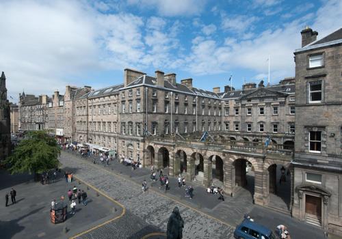 Parliament Apartment - image 13