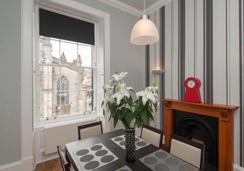 Parliament Apartment - image 2
