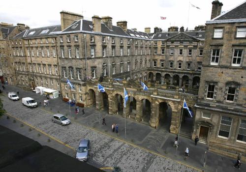 Parliament Apartment - image 5