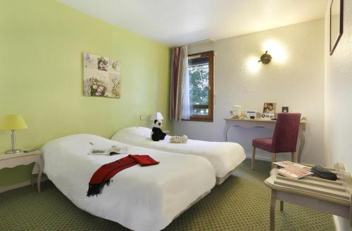 1 queen bed, 2 twin beds