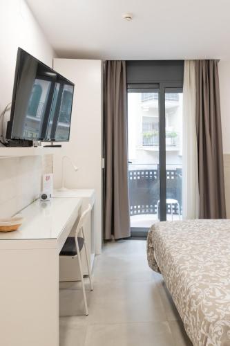 Hostal House - image 3