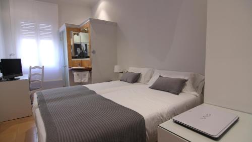 2 twin beds