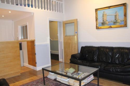 Melbourne House Hotel - image 3