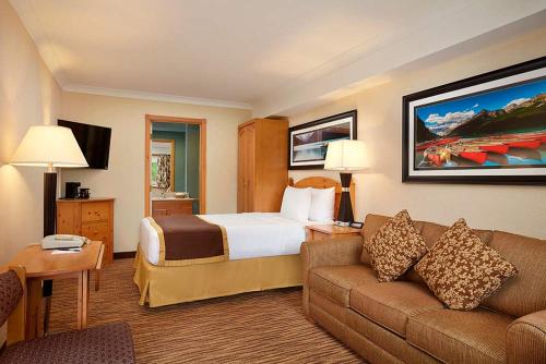 Lake Louise Inn Room Type - Standard Room with One Double Bed, One pull out sofa