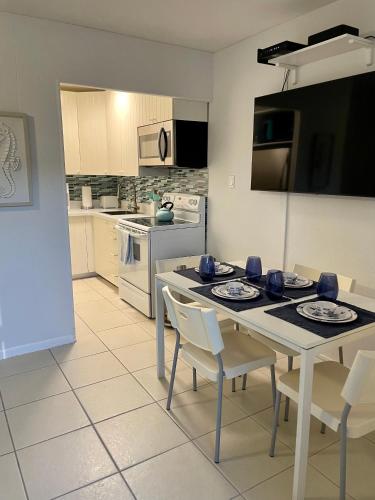 廚房, Gorgeous Beachy Chic Condo in Key Biscayne in 海灘地區