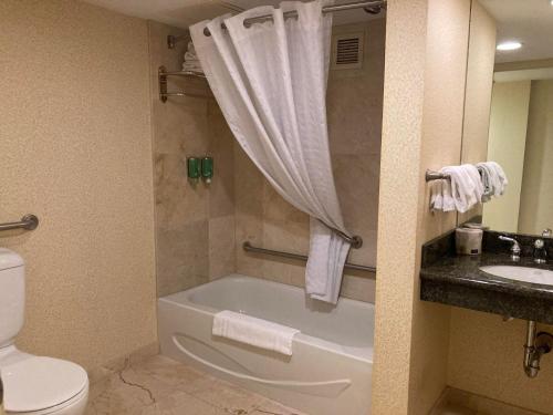 Lake Louise Inn Room Type - Deluxe One Queen Accessible