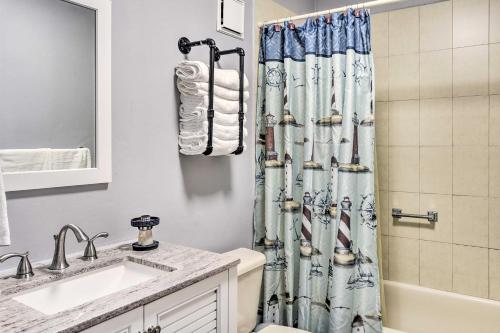 Breezy Condo with Ocean View Balcony Walk to Beach!