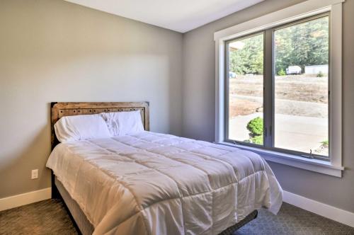 Chic Willamette Valley Home with Deck and Vineyard - image 12