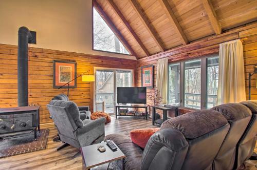 Wintergreen Home with Deck - Near Skiing and Hiking! - image 11