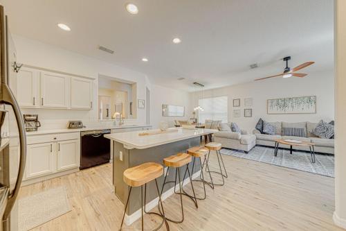 #145-Fabulous 4 bed villa with south facing pool and spa in Davenport, USA