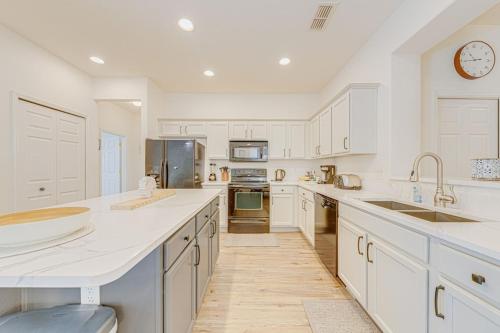 #145-Fabulous 4 bed villa with south facing pool and spa in Davenport, USA