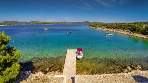  Stone house with a boat, Jezera bei Island Gangaro