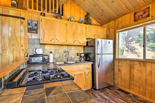 Big Bear Cabin Deck, 5 Mi to Big Bear Mtn Resort in Big Bear City, USA