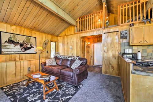 Big Bear Cabin Deck, 5 Mi to Big Bear Mtn Resort in Big Bear City, USA
