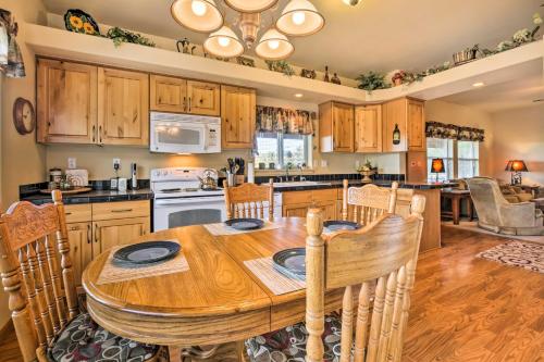 20 Mi to Taos Ski Valley: Secluded Mtn-View Cabin! in Arroyo Seco (NM)