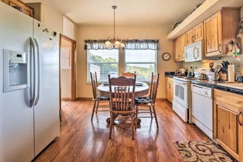 20 Mi to Taos Ski Valley: Secluded Mtn-View Cabin! in Arroyo Seco (NM)
