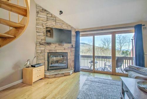 Ski Condo w/ Pool, Close to Story Land & Attitash!, Bartlett (foto 4)