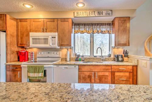 Ski Condo w/ Pool, Close to Story Land & Attitash!, Bartlett (foto 9)