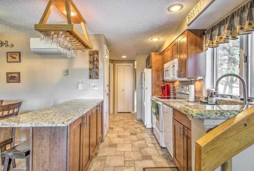 Ski Condo w/ Pool, Close to Story Land & Attitash!, Bartlett (foto 10)
