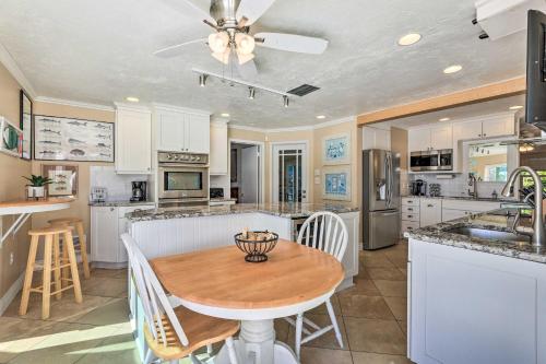 Pool, Dock and Kayaks Waterfront Palmetto Home in Palmetto