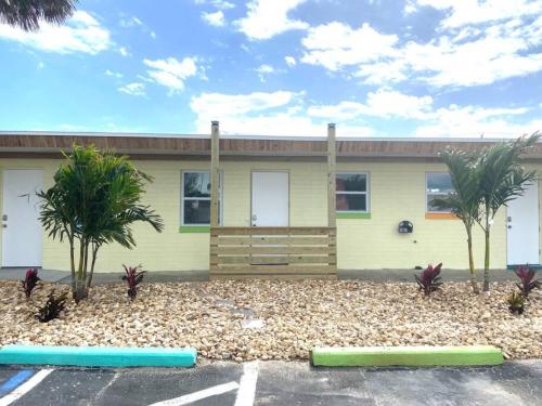 Pineapple Shores Retro Inn 2 in Daytona Beach, USA