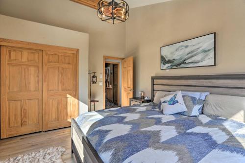 Guestroom, Cozy Bailey Cabin with Sweeping Mountain Views! in Evergreen (CO)