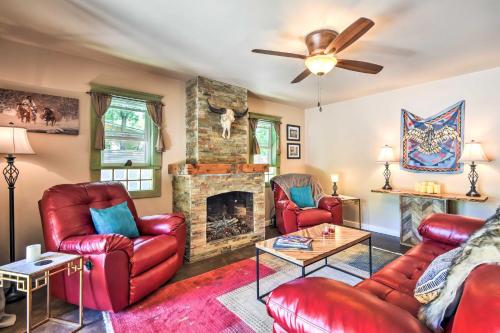 Cozy Home with Media Room Short Walk to Taos Plaza!