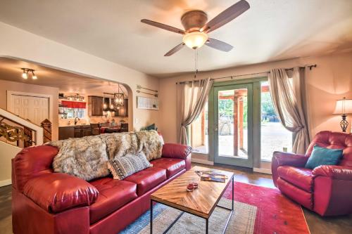 Cozy Home with Media Room Short Walk to Taos Plaza!