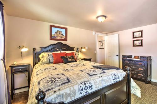 Cozy Home with Media Room Short Walk to Taos Plaza!