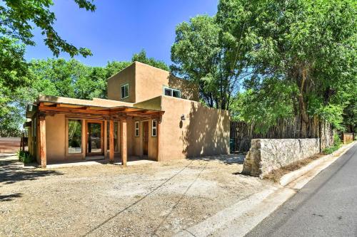 Cozy Home with Media Room Short Walk to Taos Plaza!