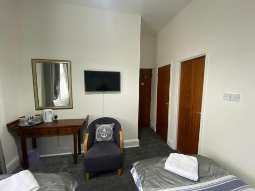 Twin Room image 4