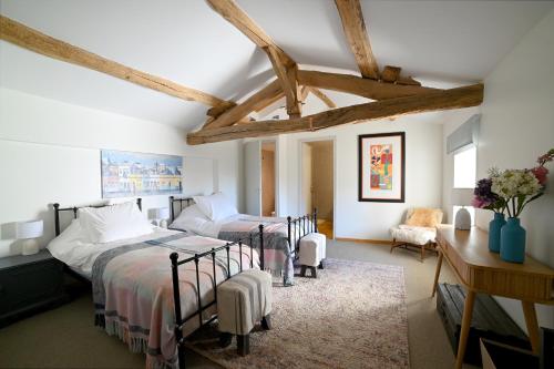 2 twin beds