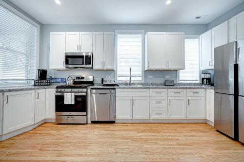 Avondale Condo Near Classic Bars, Eateries, and More! condo in Logan Square