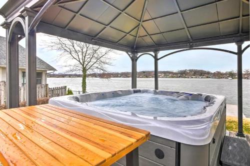 New! The Docks @ Waterside - Lake Front Hot Tub!