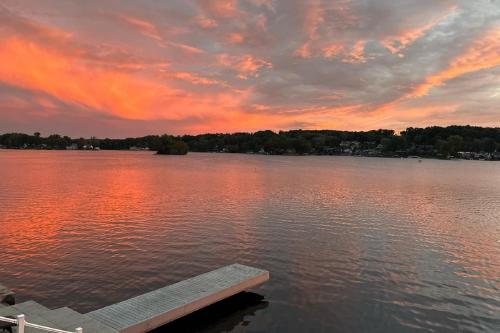 New! The Docks @ Waterside - Lake Front Hot Tub!