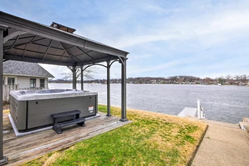 New! The Docks @ Waterside - Lake Front Hot Tub!