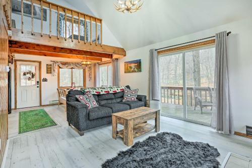 4 Mi To Tubing: Cozy Bushkill Cabin W/ Deck! - Pocono