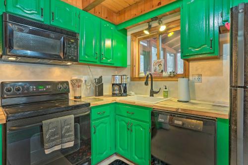 Cozy Bushkill Cabin with Deck Near Shawnee Mountain! in Bushkill, USA