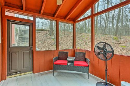 4 Mi to Tubing: Cozy Bushkill Cabin w/ Deck! in Bushkill (PA)