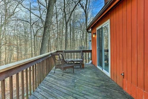 4 Mi to Tubing: Cozy Bushkill Cabin w/ Deck! in Bushkill (PA)