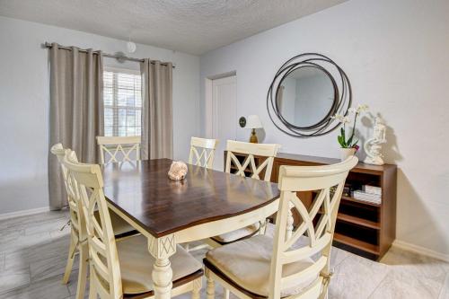 Bradenton Cottage with Screened Pool 12 Mi to Beach in Bradenton, USA