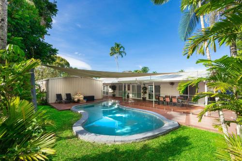 Trinity Family 3BR Home Pool, 600m to Beach