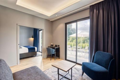 1 king bed, 1 sofa bed