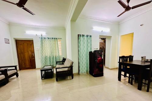 TrueLife Homestays - Location - Comfort - Service - 2BHK AC apartments for families visiting Tirupati Temple - Fast WiFi, Kitchen, Android TV - Walk to PS4 Pure Veg Restaurant, Mayabazar Super Market - Easy access to Airport, Railway Station, All Temples