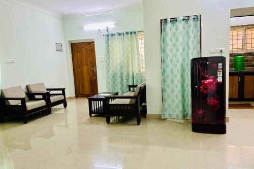 TrueLife Homestays - Location - Comfort - Service - 2BHK AC apartments for families visiting Tirupati Temple - Fast WiFi, Kitchen, Android TV - Walk to PS4 Pure Veg Restaurant, Mayabazar Super Market - Easy access to Airport, Railway Station, All Temples