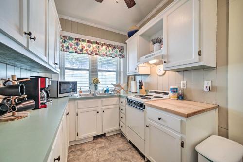 Quaint Home with Porch in Downtown Waynesville! in Waynesville, USA