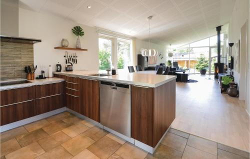 Konyha, Three-Bedroom Holiday Home In Ebeltoft in Boeslum