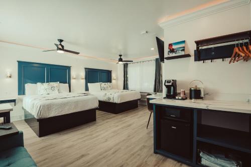 Deluxe Two Queen Bed Suite - Non-Smoking, No Pets