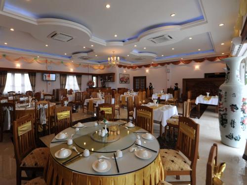 Ресторант, The Golden Lake Hotel in Найпидо
