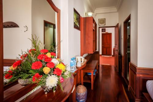 Standard Twin Room image 10